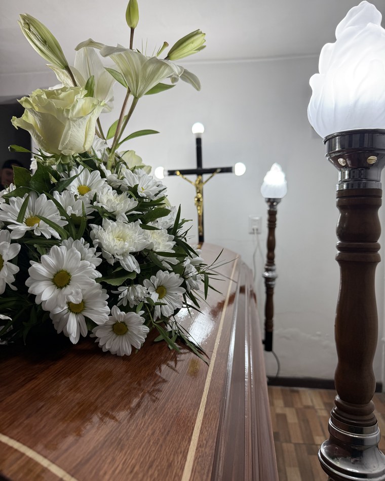 Asesora familiar de Funeraria Al Encuentro de la Luz orientando a una familia